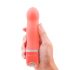 B SWISH Bdesired Deluxe - stick vibrator s naglašenom glavom (koraljni)